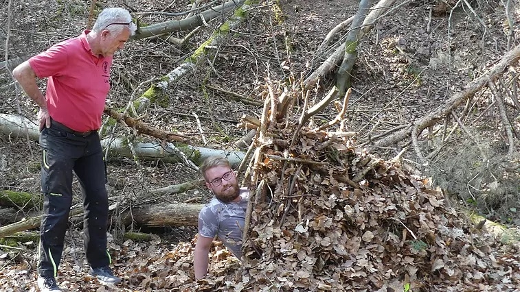 Foto: Katja Sander: Bau von Übernachtungslagern im Wald.